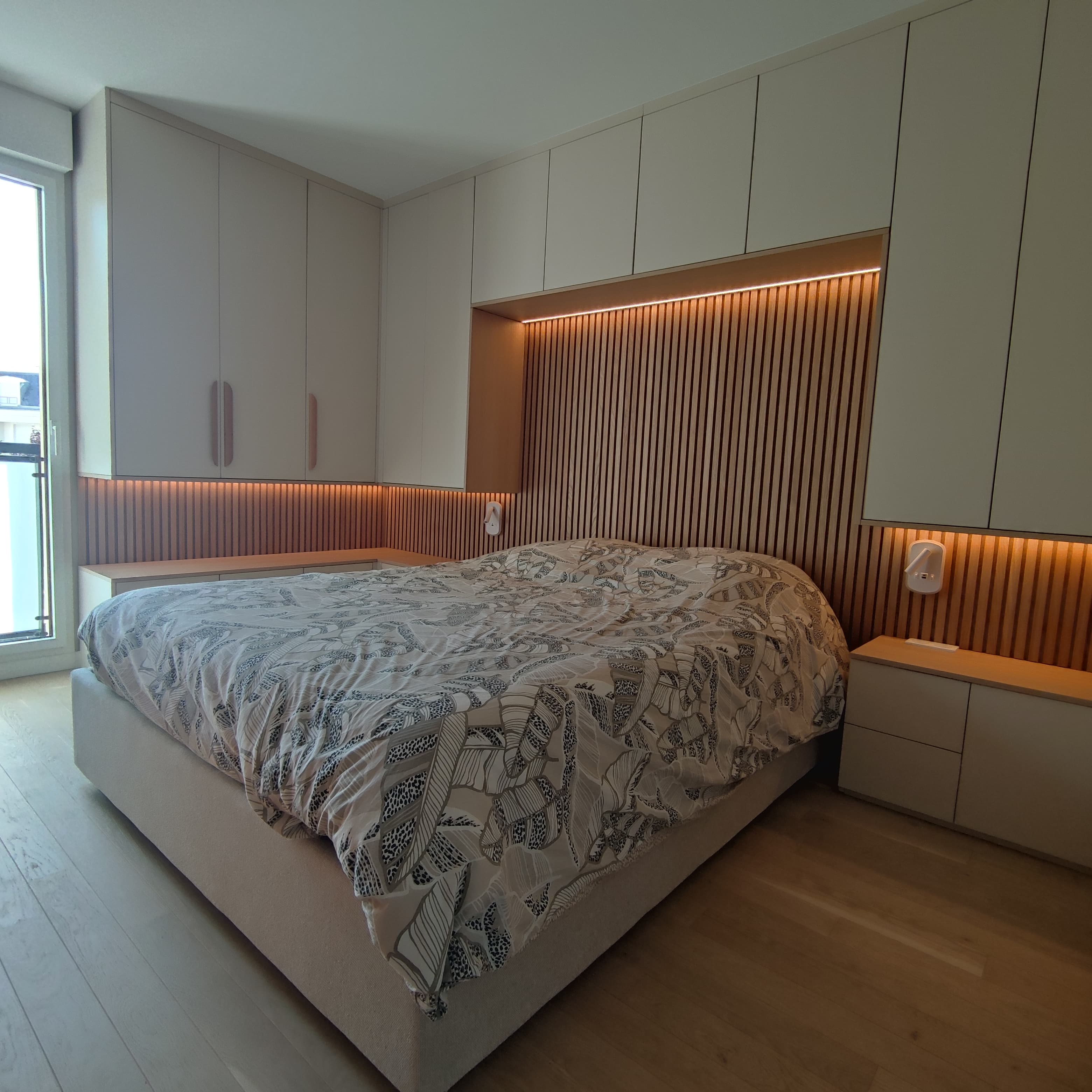 Chambre moderne avec décoration élégante rénovée par SNI Rénovation